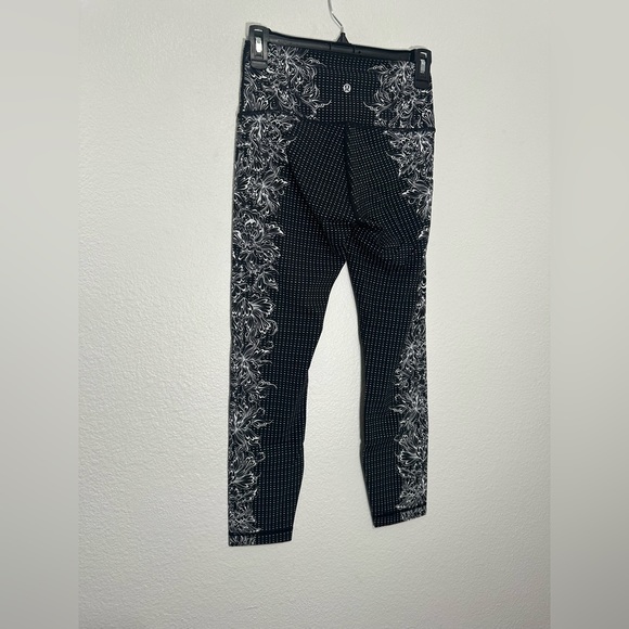 Lululemon black and white Floral print down side legs size 6 - Picture 5 of 8
